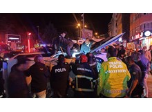 Şüpheli aracı kovalayan polis kaza yaptı: 2 yaralı