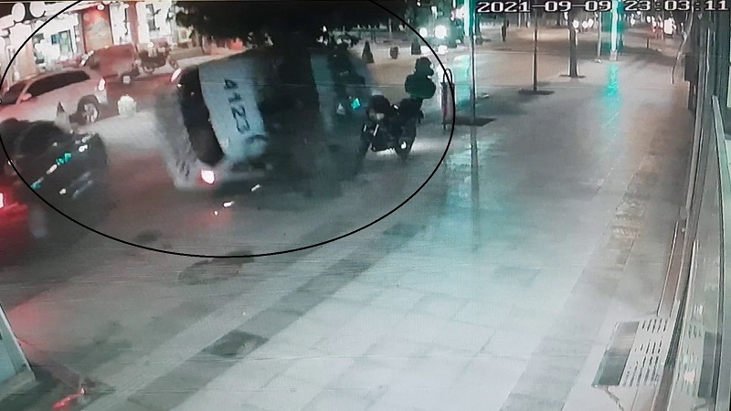 2 POLİSİN YARALANDIĞI KAZA GÜVENLİK KAMERASINDA OTOMOBİLE VE AĞACA ÇARPTIKTAN SONRA DEVRİLEN POLİS OTOSU BÖYLE SÜRÜKLENDİ