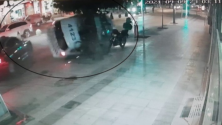 2 POLİSİN YARALANDIĞI KAZA GÜVENLİK KAMERASINDA OTOMOBİLE VE AĞACA ÇARPTIKTAN SONRA DEVRİLEN POLİS OTOSU BÖYLE SÜRÜKLENDİ