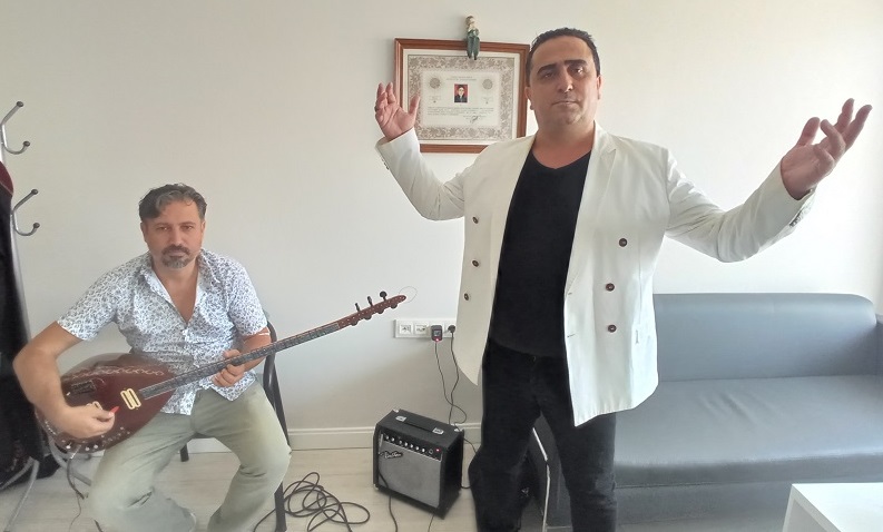 HAKİMLİĞİ BIRAKAN TÜRKÜCÜ AVUKAT YARGITAY'DA SIRA BEKLERKEN TÜRKÜ YAZDI AVUKAT ÖZKAN YILDIRIM: "DURUŞMALARDA BEYAZ CEKET YÜZÜNDEN ÇOK ELEŞTİRİ ALDIM"