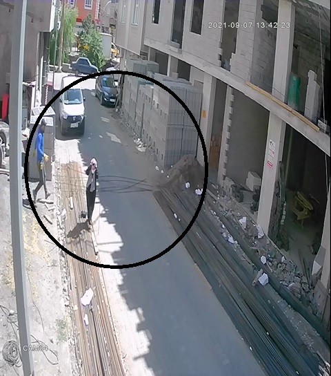 YOLDA YÜRÜRKEN ÜZERİNE DEMİR DÜŞEN KADIN ÖLÜMDEN DÖNDÜ