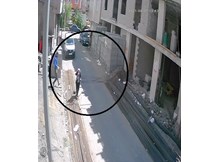 Yolda yürüyen kadının üzerine demir düştü