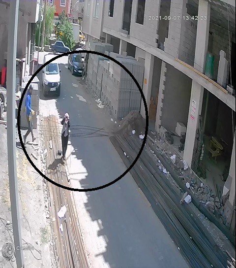 YOLDA YÜRÜRKEN ÜZERİNE DEMİR DÜŞEN KADIN ÖLÜMDEN DÖNDÜ