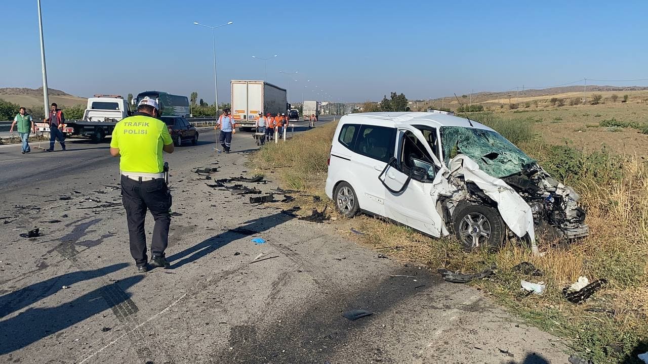 HIZ DENETİMİ YAPAN RADAR ARACINA OTOMOBİL ÇARPTI: 1'İ POLİS 3 YARALI