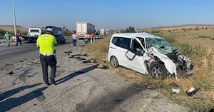 Radar aracına otomobil çarptı: 3 yaralı