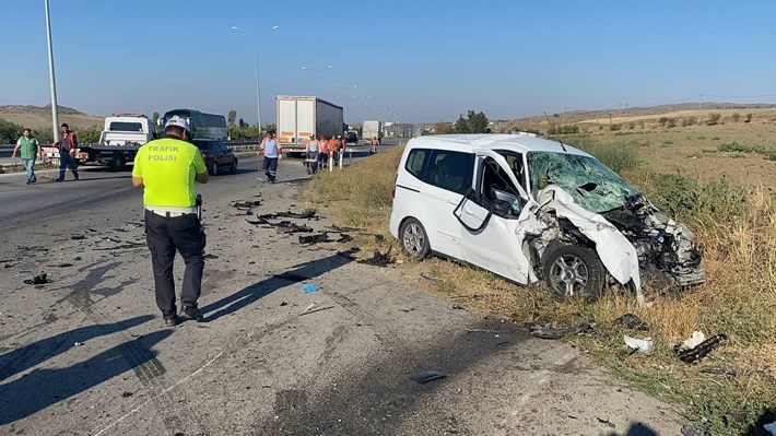 HIZ DENETİMİ YAPAN RADAR ARACINA OTOMOBİL ÇARPTI: 1'İ POLİS 3 YARALI
