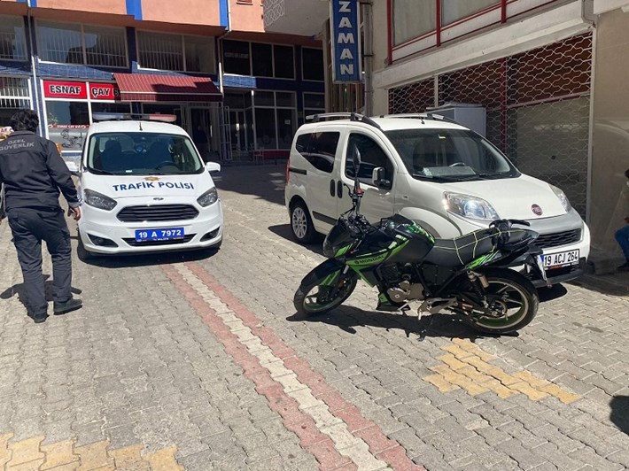 OTOMOBİL İLE MOTOSİKLET ÇARPIŞTI: 1 YARALI