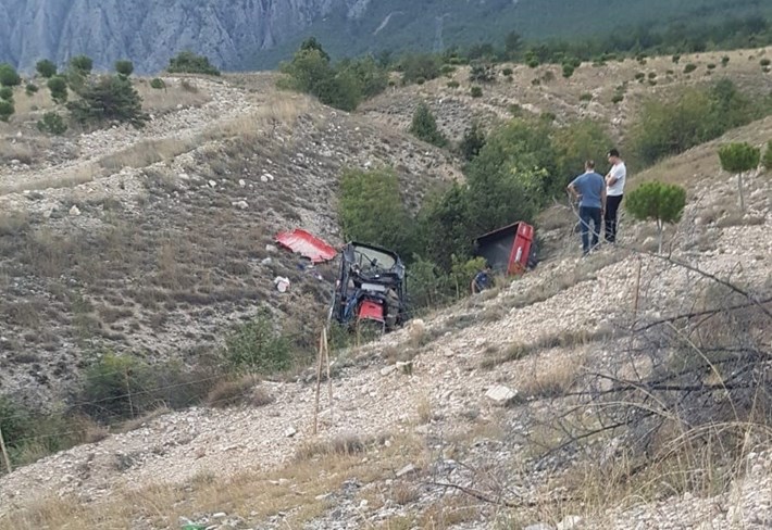 ÇORUM'DA TRAKTÖR DEVRİLDİ: 2 ÖLÜ