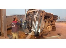 Tır, demir köprüye çarptı: 1 ölü