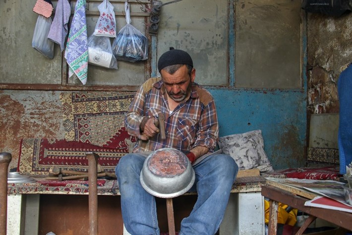 KALAYCILIK MESLEĞİ SON DEMLERİNİ YAŞIYOR ANKARA'NIN SON KALAYCILARINDAN HAYRETTİN BARANLIOĞLU: 