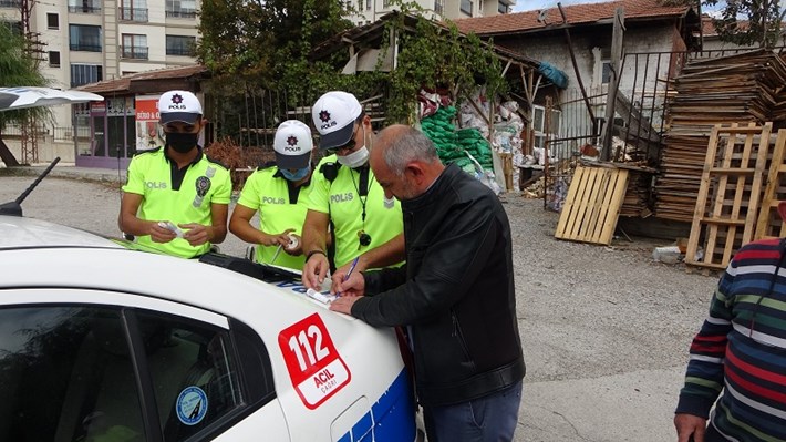 KIRMIZI IŞIKTA GEÇTİ, 314 TL CEZAYI DUYUNCA İNDİRİM İSTEDİ
