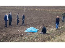 Kazada ölen kızının başından ayrılmadı