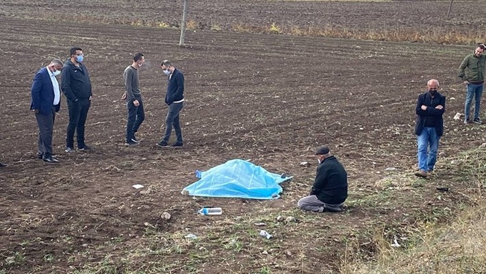 KAZADA ÖLEN KIZININ BAŞINDAN AYRILMADI ACILI BABAYI YAKINLARI GÜÇLÜKLE TESELLİ EDERKEN, KADININ KIZININ FERYADI YÜREKLERİ DAĞLADI