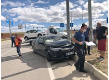 Otomobil ve çekici çarpıştı: 2 yaralı