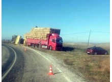 Saman yüklü kamyon devrildi