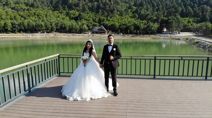 SAKLI CENNET YEŞİLGÖL, GELİN VE DAMATLARIN DOĞAL STÜDYOSU OLDU GÖRSEL ŞÖLEN SUNAN GÖL FOTOĞRAFÇILARIN AKININA UĞRUYOR