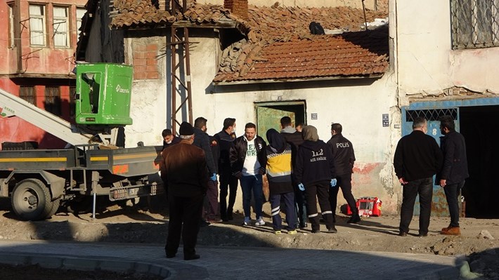 KAYIP GENÇ ÇATIDA ELEKTRİK AKIMINA KAPILMIŞ HALDE BULUNDU GENCİN CENAZESİ İTFAİYE TARAFINDAN İNDİRİLDİ