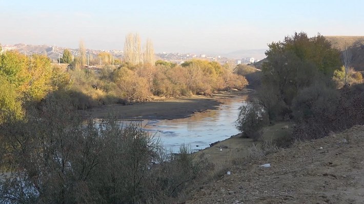 TÜRKİYE'NİN EN UZUN NEHRİ KIZILIRMAK ALARM VERİYOR: SU SEVİYESİ AZALDI, ADACIKLAR ORTAYA ÇIKTI