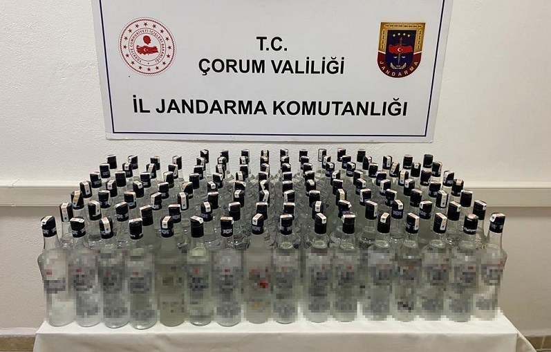 ÇORUM'DA 123 ŞİŞE BANDROLLÜ SAHTE RAKI ELE GEÇİRİLDİ