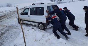 Mahsur kalan diyaliz hastasının yardımına jandarma yetişti