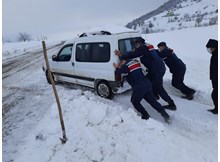 Mahsur kalan diyaliz hastasının yardımına jandarma yetişti