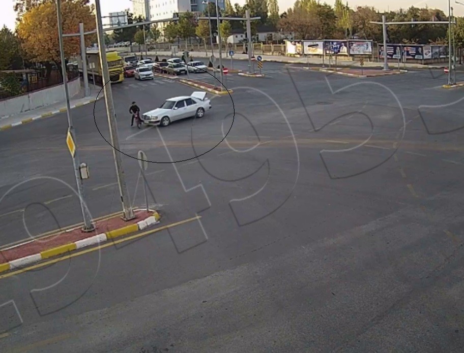 MOTOSİKLET SÜRÜCÜSÜ VE YAYANIN ÖLÜMDEN DÖNDÜĞÜ KAZA ANLARI KAMERADA ÇORUM'DAKİ TRAFİK KAZALARI KENT GÜVENLİK YÖNETİM SİSTEMİ KAMERALARINA YANSIDI