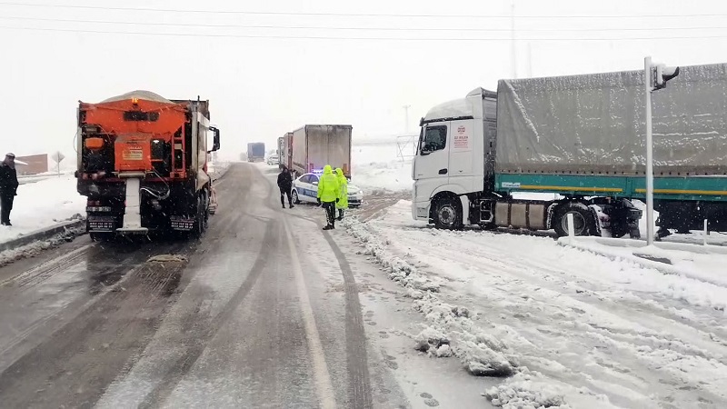 YOZGAT'TA KAR ULAŞIMI AKSATTI, ÇOK SAYIDA TIR VER ARAÇ YOLDA KALDI
