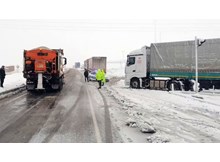 Kar ulaşımı aksattı, araçlar yolda kaldı