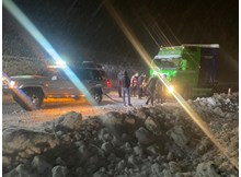 Off Road ekibi, yolda kalan tırı kurtardı