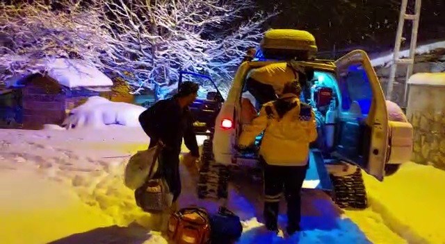 KÖYDE MAHSUR KALAN HAMİLE KADININ İMDADINA PALETLİ AMBULANS YETİŞTİ