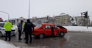 Yolcu otobüsü ile otomobil çarpıştı