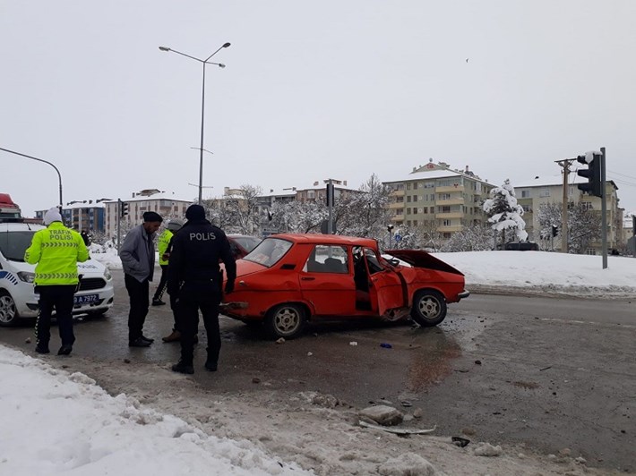 YOLCU OTOBÜSÜ İLE OTOMOBİL ÇARPIŞTI
