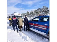 Mahsur kalan hastayı jandarma kurtardı