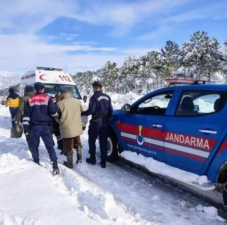 ÇORUM'DA MAHSUR KALAN HASTAYI JANDARMA KURTARDI