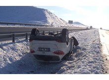 Otomobil, kayganlaşan yolda takla attı: 2 yaralı