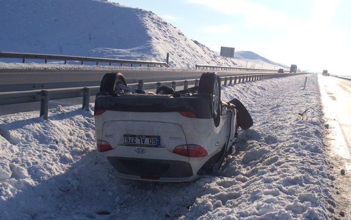 KAYGANLAŞAN YOLDA OTOMOBİL TAKLA ATTI: 2 YARALI