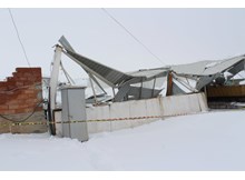 Pazar yerinin çatısı kardan çöktü