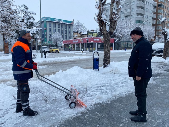başkan personele simit ve çay ikramı (1)
