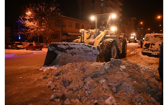 personel-ve-is-makineleri-gece-gunduz-sahada-4