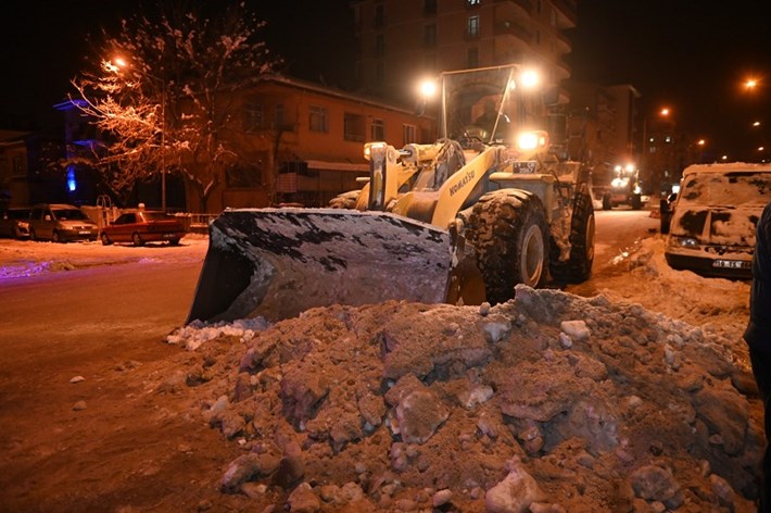 personel-ve-is-makineleri-gece-gunduz-sahada-4