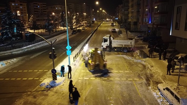 personel-ve-is-makineleri-gece-gunduz-sahada-6