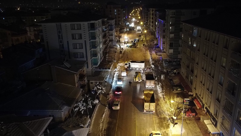 personel ve iş makineleri gece gündüz sahada (7)