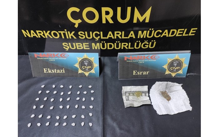 ÇORUM POLİSİNDEN UYUŞTURUCU OPERASYONU KULLANICIDAN SATICIYA ULAŞAN EKİPLER, 46 ADET EKSTAZİ HAP VE ESRAR ELE GEÇİRDİ