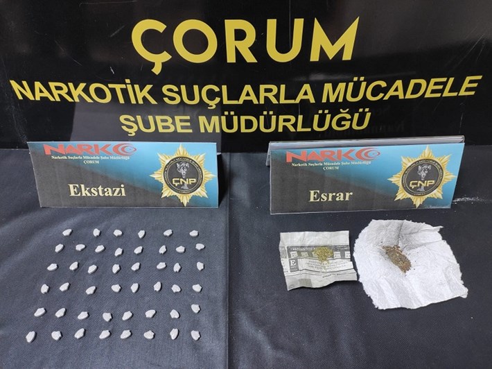 ÇORUM POLİSİNDEN UYUŞTURUCU OPERASYONU KULLANICIDAN SATICIYA ULAŞAN EKİPLER, 46 ADET EKSTAZİ HAP VE ESRAR ELE GEÇİRDİ
