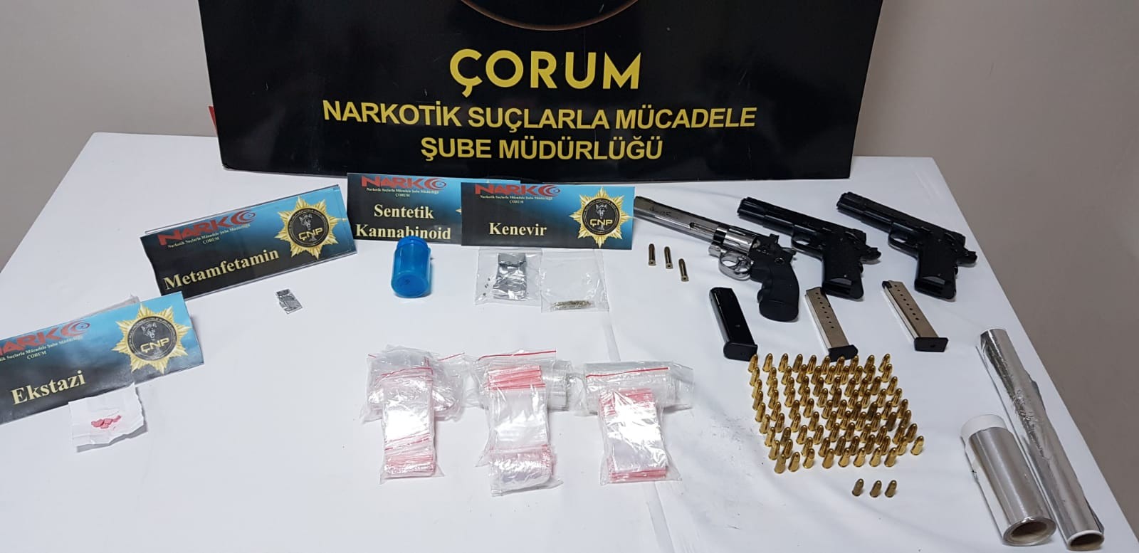 ÇORUM POLİSİNDEN UYUŞTURUCU OPERASYONU NARKOTİK TİMLERİNİN UYUŞTURUCU SATICILARI İLE MÜCADELESİ HIZ KESMEDEN DEVAM EDİYOR