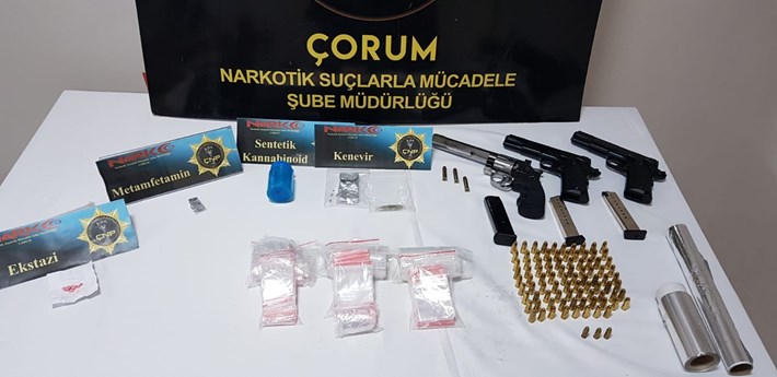 ÇORUM POLİSİNDEN UYUŞTURUCU OPERASYONU NARKOTİK TİMLERİNİN UYUŞTURUCU SATICILARI İLE MÜCADELESİ HIZ KESMEDEN DEVAM EDİYOR
