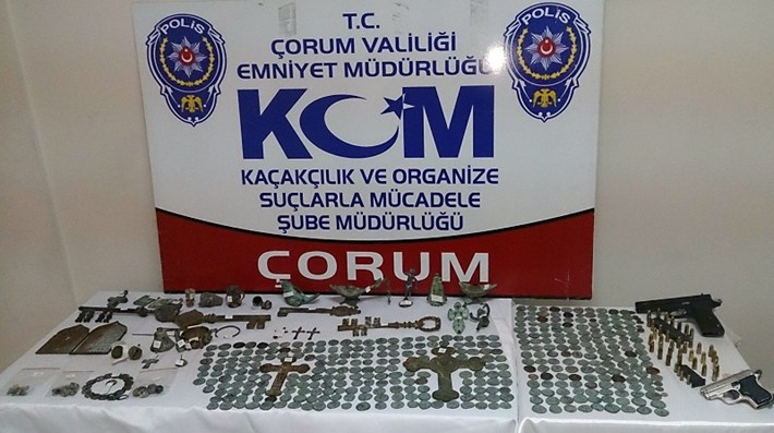 ÇORUM'DA POLİS EKİPLERİ SUÇLULARA GEÇİT VERMEDİ DÜZENLENEN OPERASYONLARDA ÇOK SAYIDA ZANLI YAKALANDI