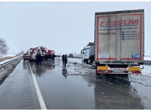 Kontrolden çıkan tır, kar birikintisine saplandı