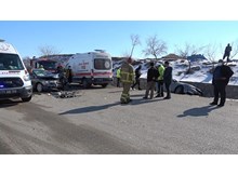 İki otomobil kafa kafaya çarpıştı: 5 yaralı