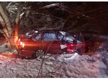 Takla atan otomobil ağaca çarparak durabildi: 2 yaralı